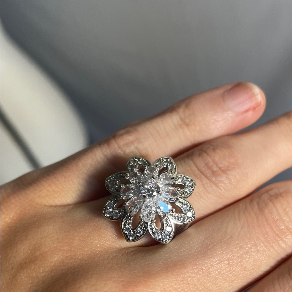 Elegant Silver Floral Ring